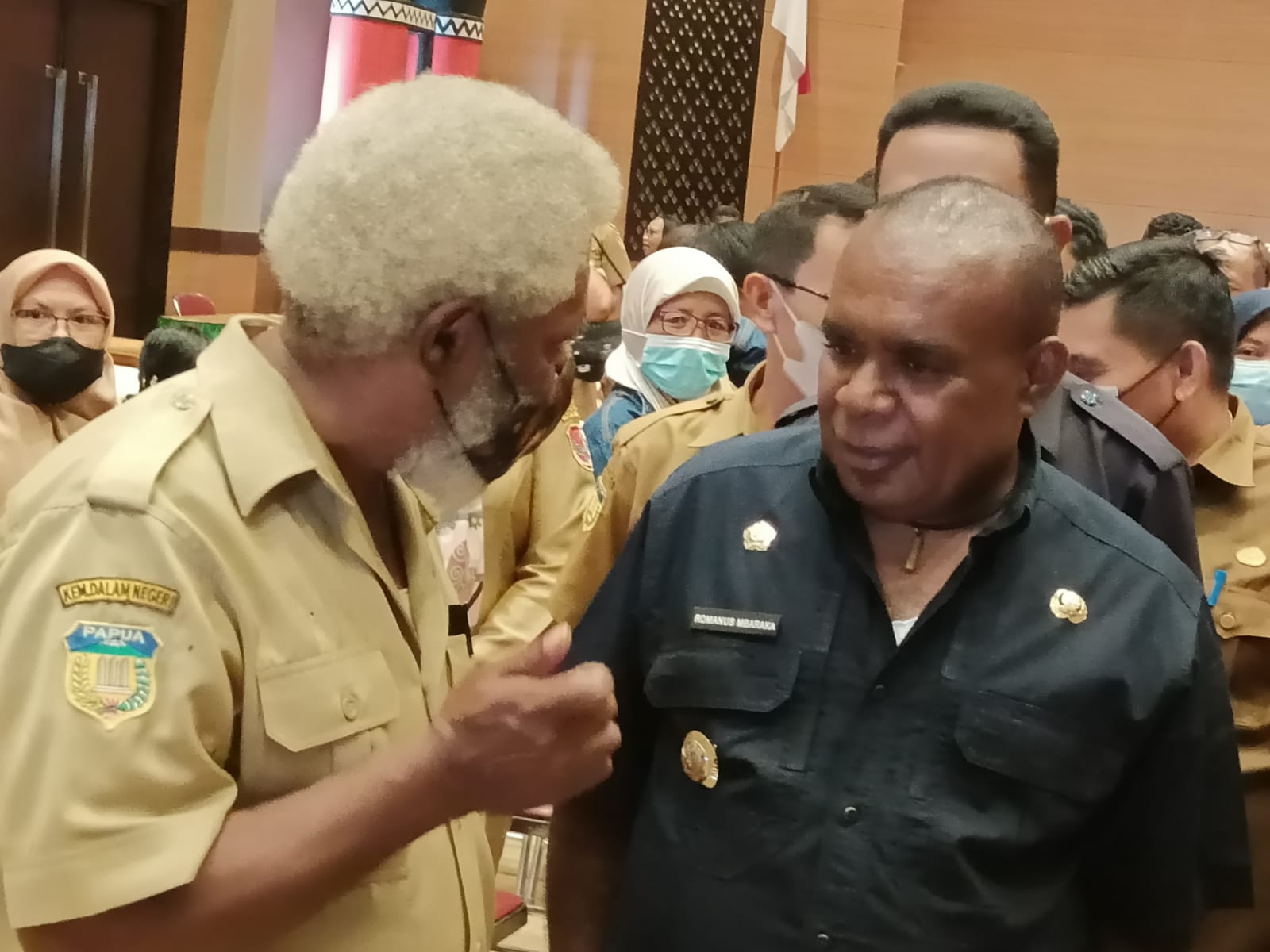 Bupati Merauke, Romanus Mbaraka sedang berdiskusi dengan salah seorang ASN usai pertemuan tadi pagi – Surya Papua/Frans Kobun