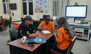 Personil Basarnas sedang siaga setelah menerima laporan tenggelamnya KM Setia Makmur 06 – Surya Papua/IST