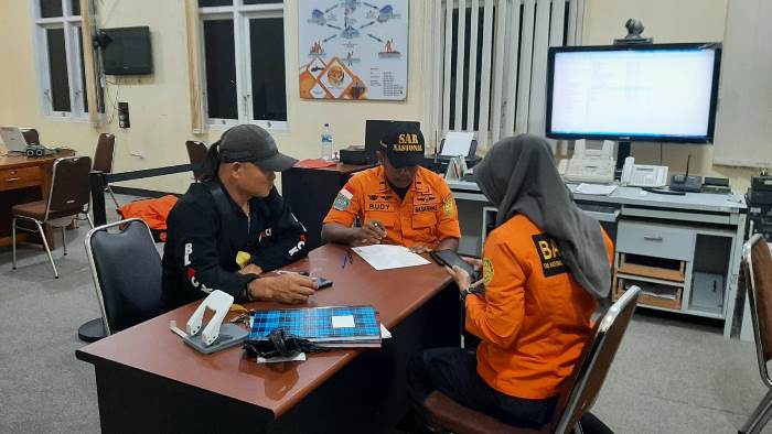 Personil Basarnas sedang siaga setelah menerima laporan tenggelamnya KM Setia Makmur 06 – Surya Papua/IST