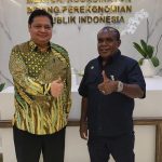 Bupati Merauke, Romanus Mbaraka foto bersama dengan Menko Perekonomian RI, Airlangga Hartarto – Surya Papua/IST
