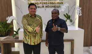 Bupati Merauke, Romanus Mbaraka foto bersama dengan Menko Perekonomian RI, Airlangga Hartarto – Surya Papua/IST