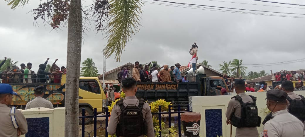 Seratusan orang mendatangi Kantor Bea dan Cukai Merauke tadi siang- Surya Papua/Yulianus Bwariat