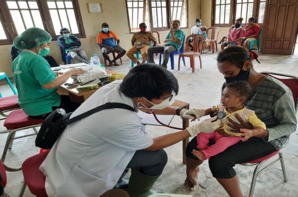 Salah seorang dokter sedang melakukan pemeriksaan kesehatan terhadap anak dari karyawan PT Dongin Prabhawa – Surya Papua/IST