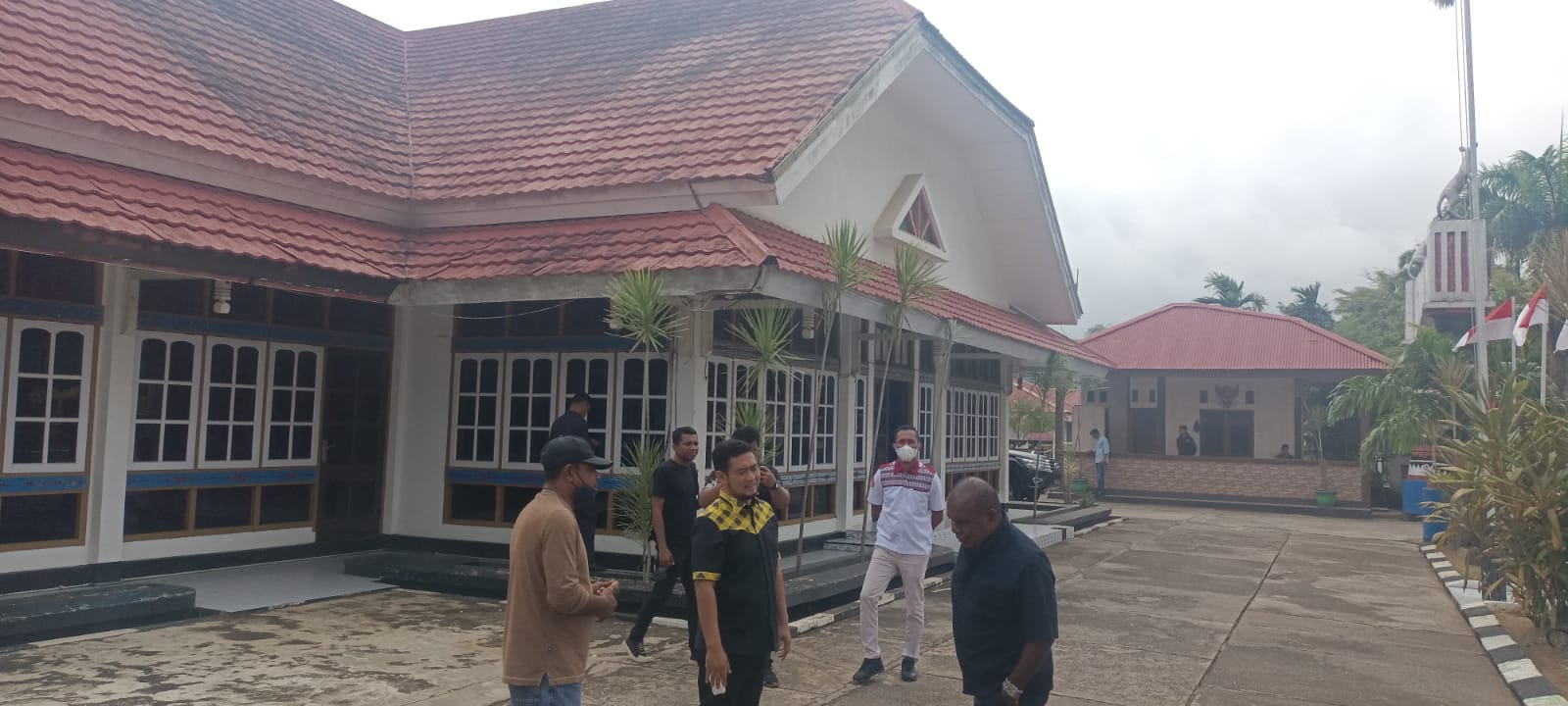 Bupati Merauke, Romanus Mbaraka saat meninjau bangunan Gedung Negara – Surya Papua/Frans Kobun
