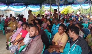 Ratusan warga di Kelurahan Kamahedoga sedang berdialog bersama Bupati Merauke, Romanus Mbaraka – Surya Papua/Frans Kobun