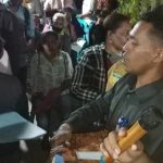 Masyarakat sedang menyerahkan permohonan maupun proposal kepada ajudan Bupati Merauke, Guntur Difinubun – Surya Papua/Frans Kobun