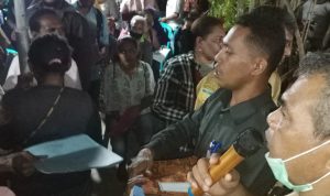 Masyarakat sedang menyerahkan permohonan maupun proposal kepada ajudan Bupati Merauke, Guntur Difinubun – Surya Papua/Frans Kobun