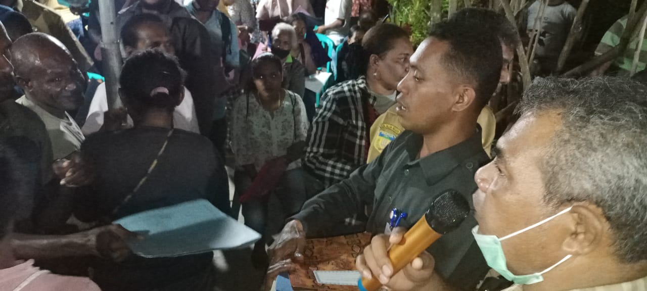 Masyarakat sedang menyerahkan permohonan maupun proposal kepada ajudan Bupati Merauke, Guntur Difinubun – Surya Papua/Frans Kobun