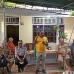 Bupati Merauke, Romanus Mbaraka saat memberikan arahan kepada masyarakat di Kelurahan Kamahedoga – Surya Papua/Frans Kobun