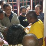 Masyarakat sedang berdiskusi dengan Bupati Merauke, Romanus Mbaraka usai pertemuan – Surya Papua/Frans Kobun