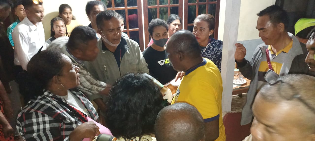 Masyarakat sedang berdiskusi dengan Bupati Merauke, Romanus Mbaraka usai pertemuan – Surya Papua/Frans Kobun