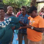 Bupati Merauke, Romanus Mbaraka sedang menyerahkan secara simbolis jaring kepada salah seorang mama Papua – Surya Papua