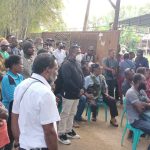 Ratusan masyarakat di belakang rumah sakit sedang mendengar arahan Bupati Merauke – Surya Papua/Frans Kobun