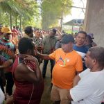 Masyarakat belakang rumah sakit yang menghantar Bupati Merauke ke mobil usai pertemuan – Surya Papua/Frans Kobun