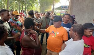 Masyarakat belakang rumah sakit yang menghantar Bupati Merauke ke mobil usai pertemuan – Surya Papua/Frans Kobun