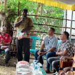 Ketua RT 01, RW 01, Kelurahan Karang Indah, Distrik Merauke, Emanuel Jebo sedang menyampaikan keluhan – Surya Papua/Frans Kobun