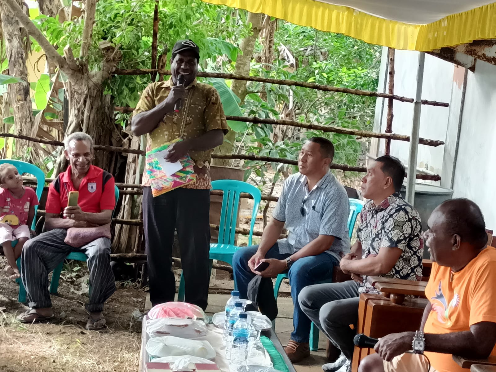 Ketua RT 01, RW 01, Kelurahan Karang Indah, Distrik Merauke, Emanuel Jebo sedang menyampaikan keluhan – Surya Papua/Frans Kobun