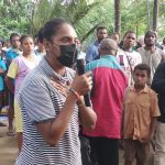 Sebagian warga yang mengikuti arahan Bupati Merauke, Romanus Mbaraka dengan berdiri – Surya Papua/Frans Kobun