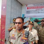 Plt Kepala Satpol PP Merauke, Fransiskus Kamijay berikan keterangan pers – Surya Papua/Yulianus Bwariat