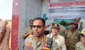 Plt Kepala Satpol PP Merauke, Fransiskus Kamijay berikan keterangan pers – Surya Papua/Yulianus Bwariat