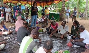 Bupati Merauke, Romanus Mbaraka sedang duduk bersama masyarakat Marind Imbuti beberapa waktu lalu – Surya Papua/Frans Kobun