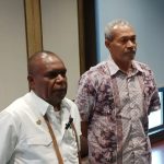 Bupati Merauke, Romanus Mbaraka (kiri) didampingi Asisten II Setda Merauke sedang memberikan keterangan pers kepada sejumlah wartawan – Surya Papua/Frans Kobun
