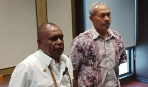 Bupati Merauke, Romanus Mbaraka (kiri) didampingi Asisten II Setda Merauke sedang memberikan keterangan pers kepada sejumlah wartawan – Surya Papua/Frans Kobun