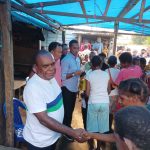 Bupati Merauke, Romanus Mbaraka sedang bersalaman dengan masyarakat Asmat di Jalan Onggatmit beberapa hari lalu – Surya Papua/Frans Kobun