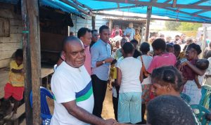 Bupati Merauke, Romanus Mbaraka sedang bersalaman dengan masyarakat Asmat di Jalan Onggatmit beberapa hari lalu – Surya Papua/Frans Kobun