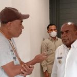 Wartawan Surya Papua, Frans Kobun sedang melakukan wawancara bersama Bupati Merauke, Romanus Mbaraka – Surya Papua/IST