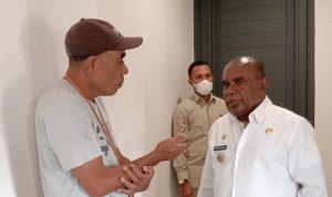 Wartawan Surya Papua, Frans Kobun sedang melakukan wawancara bersama Bupati Merauke, Romanus Mbaraka – Surya Papua/IST