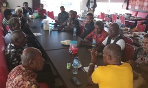 Pertemuan Bupati Merauke, Romanus Mbaraka bersama LMA serta sejumlah tokoh adat – Surya Papua/Frans Kobun