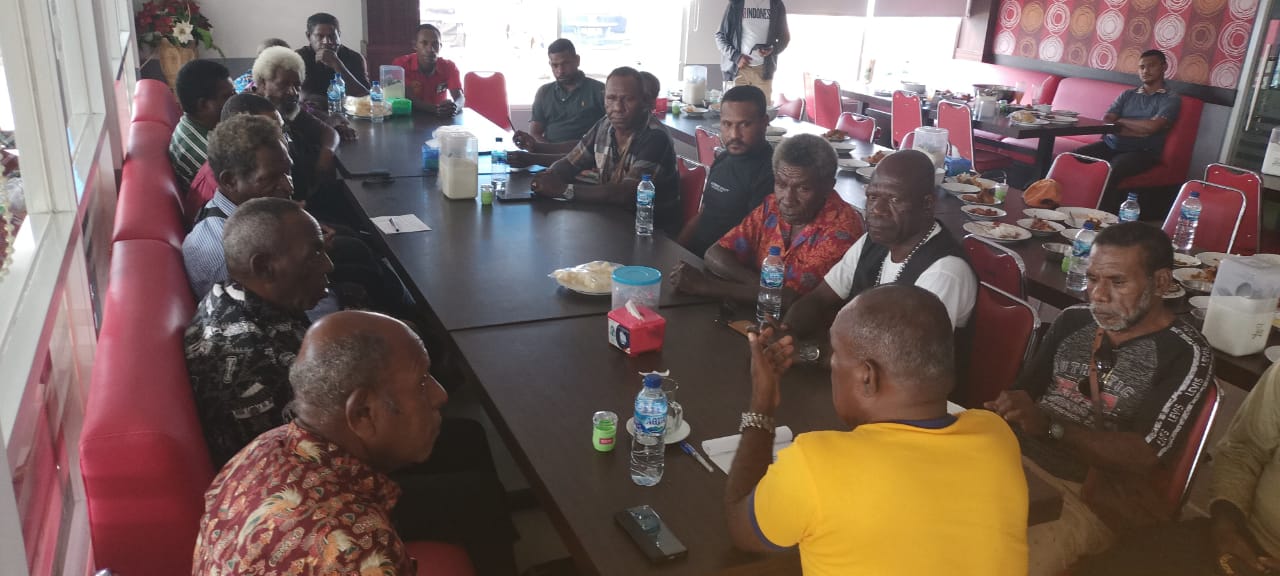 Pertemuan Bupati Merauke, Romanus Mbaraka bersama LMA serta sejumlah tokoh adat – Surya Papua/Frans Kobun