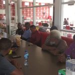 Bupati Merauke, Romanus Mbaraka sedang menyampaikan arahan kepada LMA serta sejumlah tokoh adat – Surya Papua/Frans Kobun