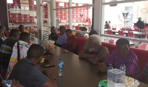 Bupati Merauke, Romanus Mbaraka sedang menyampaikan arahan kepada LMA serta sejumlah tokoh adat – Surya Papua/Frans Kobun