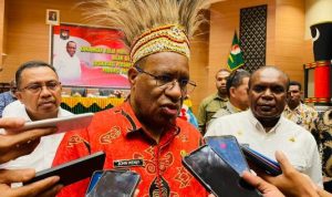 Wakil Menteri Dalam Negeri, John Wempi Wetipo sedang berikan keterangan pers kepada sejumlah wartawan – Surya Papua/Frans Kobun