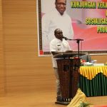 Bupati Merauke, Romanus Mbaraka sedang memberikan sambutan dihadapan Wamendagri, John Wempi Wetipo dan tamu undangan lain – Surya Papua/Frans Kobun