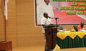 Bupati Merauke, Romanus Mbaraka sedang memberikan sambutan dihadapan Wamendagri, John Wempi Wetipo dan tamu undangan lain – Surya Papua/Frans Kobun