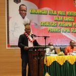 Anggota Komisi II DPR RI, Komarudin Watubun sedang memberikan sambutan – Surya Papua/Frans Kobun