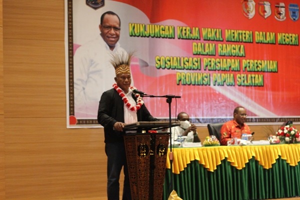 Anggota Komisi II DPR RI, Komarudin Watubun sedang memberikan sambutan – Surya Papua/Frans Kobun