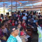 Masyarakat di Maam sedang mendengar arahan Bupati Merauke, Romanus Mbaraka – Surya Papua/Frans Kobun