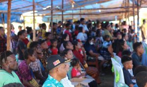 Masyarakat di Maam sedang mendengar arahan Bupati Merauke, Romanus Mbaraka – Surya Papua/Frans Kobun