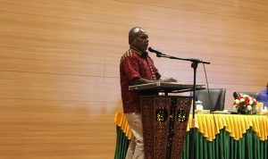 Bupati Merauke, Romanus Mbaraka sedang memberikan sambutan saat pertemuan bersama ASN dan Pemuda Malind – Surya Papua/Frans Kobun