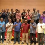Bupati Merauke, Romanus Mbaraka sedang foto bersama dengan ASN dan pemuda Malind – Surya Papua/Yulianus Bwariat
