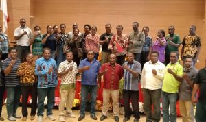 Bupati Merauke, Romanus Mbaraka sedang foto bersama dengan ASN dan pemuda Malind – Surya Papua/Yulianus Bwariat
