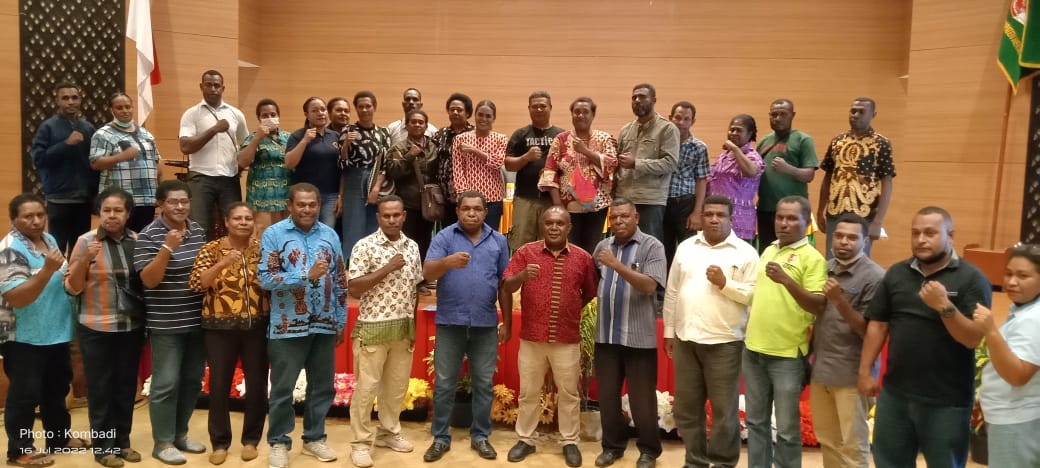 Bupati Merauke, Romanus Mbaraka sedang foto bersama dengan ASN dan pemuda Malind – Surya Papua/Yulianus Bwariat