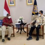 Bupati Merauke, Romanus Mbaraka sedang berdialog dengan Menteri Perhubungan RI, Budi Karya Sumadi – Surya Papua/IST