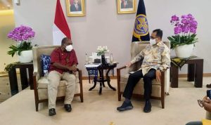Bupati Merauke, Romanus Mbaraka sedang berdialog dengan Menteri Perhubungan RI, Budi Karya Sumadi – Surya Papua/IST