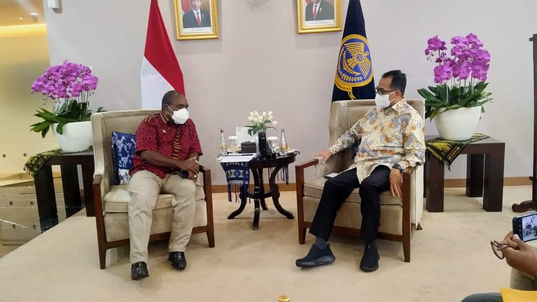 Bupati Merauke, Romanus Mbaraka sedang berdialog dengan Menteri Perhubungan RI, Budi Karya Sumadi – Surya Papua/IST