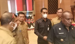 Bupati Merauke, Romanus Mbaraka usai pertemuan bersama ratusan ASN – Surya Papua/Frans Kobun